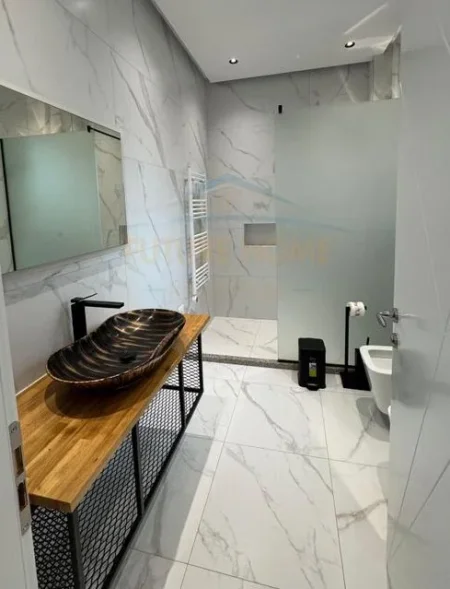 Tirane, jepet me qera Vile Kati 0, 250 m² 900 € (Fresku)