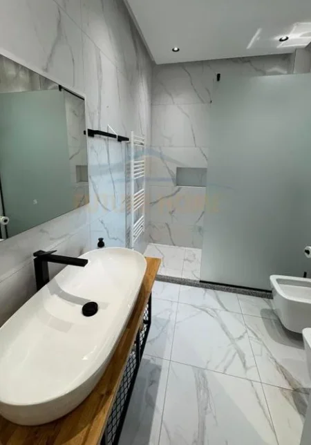 Tirane, jepet me qera Vile Kati 0, 250 m² 900 € (Fresku)