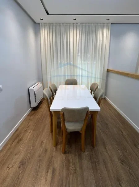 Tirane, jepet me qera Vile Kati 0, 250 m² 900 € (Fresku)