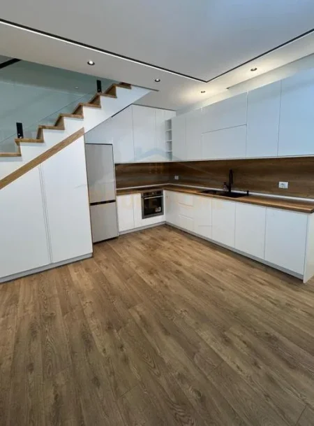 Tirane, jepet me qera Vile Kati 0, 250 m² 900 € (Fresku)