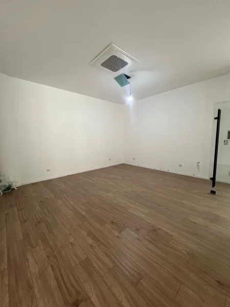 Tirane, jepet me qera ambjent biznesi Kati 1, 32 m² 1.000 € (Mine Peza)