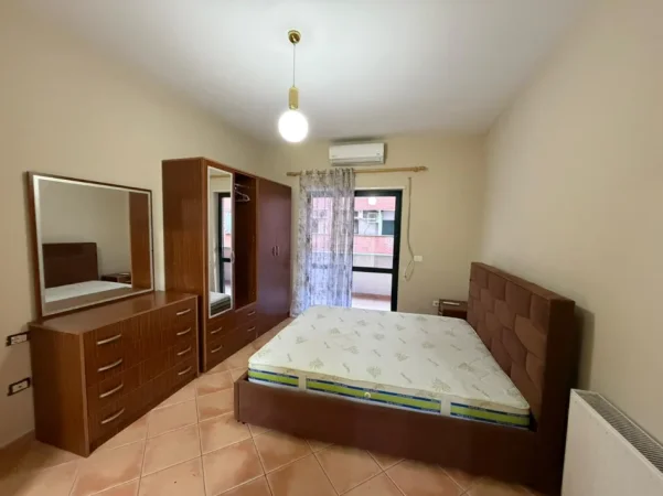 Tirane, jepet me qera apartament 2+1 Kati 5, 100 m² 900 € (Qender)