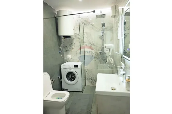 Tirane, jepet me qera apartament 1+1 , 44 m² (liceu)