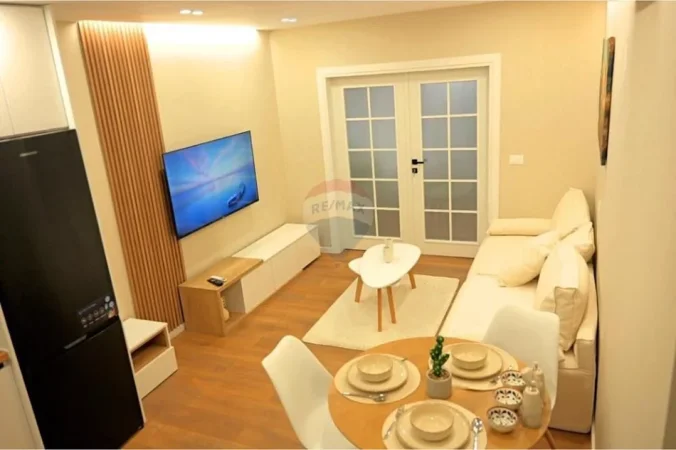 Tirane, jepet me qera apartament 1+1 , 44 m² (liceu)