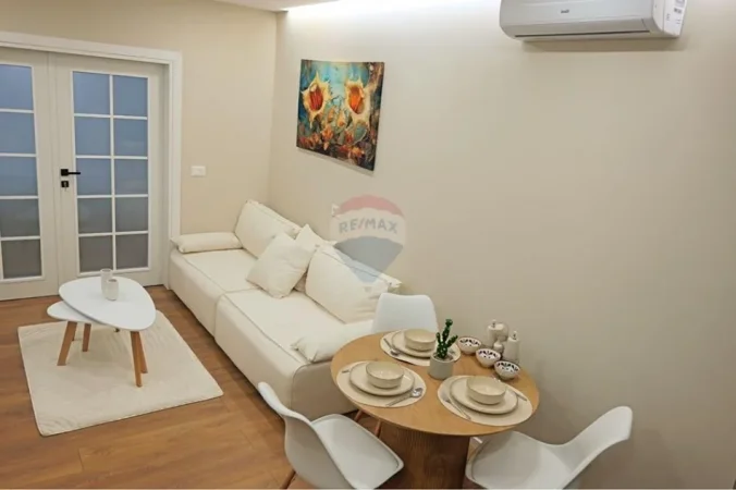 Tirane, jepet me qera apartament 1+1 , 44 m² (liceu)