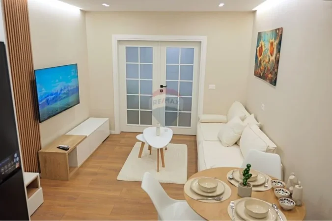 Tirane, jepet me qera apartament 1+1 , 44 m² (liceu)