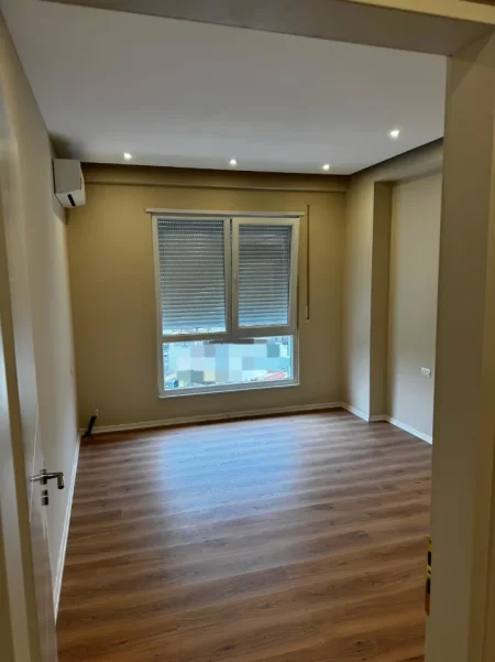 Tirane, jepet me qera zyre Kati 6, 65 m² 520 € (BRRYLI)