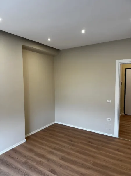Tirane, jepet me qera zyre Kati 6, 65 m² 520 € (BRRYLI)