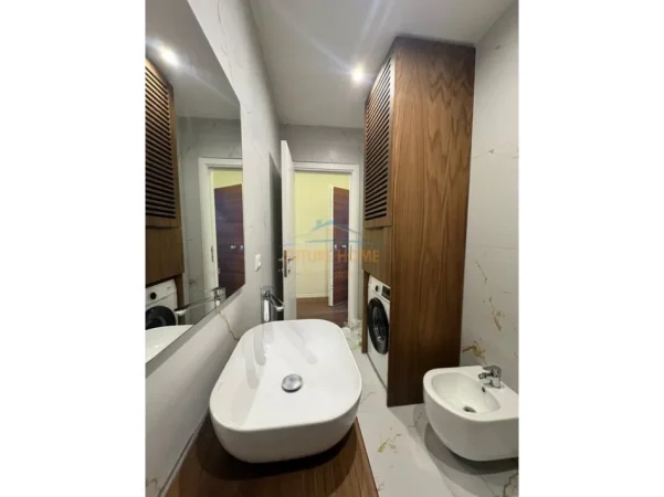 Tirane, jepet me qera apartament 2+1+Ballkon Kati 4, 80 m² 900 € (Oxhaku)