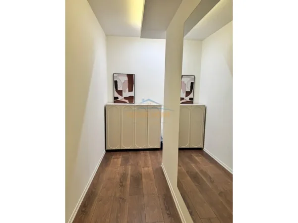 Tirane, jepet me qera apartament 2+1+Ballkon Kati 4, 80 m² 900 € (Oxhaku)