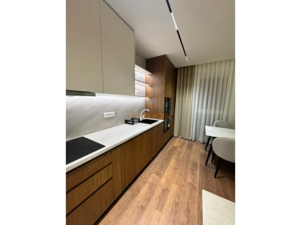Tirane, jepet me qera apartament 2+1+Ballkon Kati 4, 80 m² 900 € (Oxhaku)