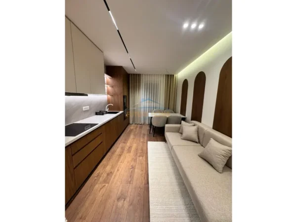 Tirane, jepet me qera apartament 2+1+Ballkon Kati 4, 80 m² 900 € (Oxhaku)