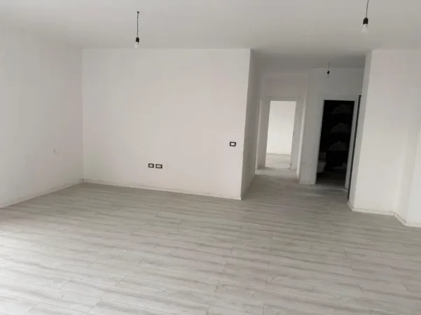 Tirane, jepet me qera zyre Kati 2, 126 m² 800 € (bulevardi i ri)
