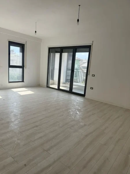 Tirane, jepet me qera zyre Kati 2, 126 m² 800 € (bulevardi i ri)