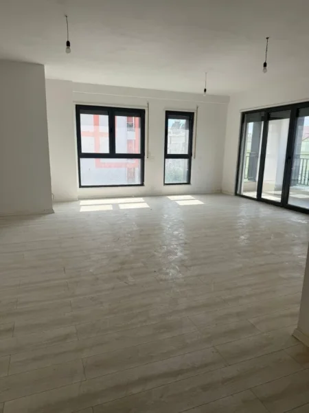 Tirane, jepet me qera zyre Kati 2, 126 m² 800 € (bulevardi i ri)