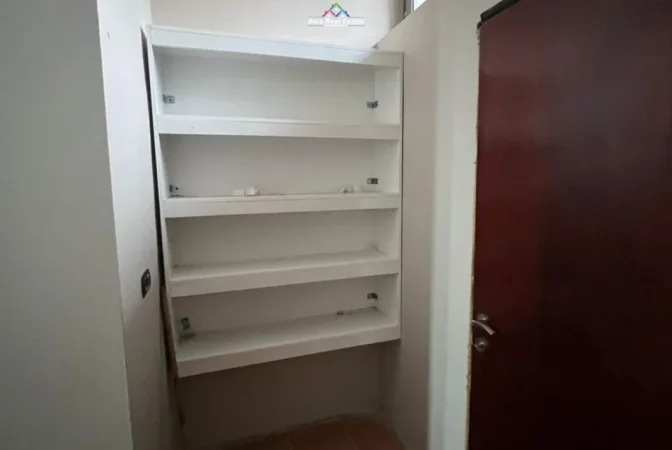 Tirane, jepet me qera ambjent biznesi Kati 0, 100 m² 2.090 € (ish ekspozita)