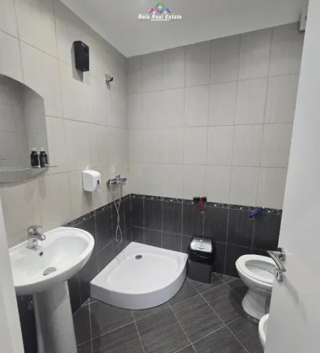 Tirane, jepet me qera zyre Kati 3, 140 m² 1.100 € (KARL GEGA)