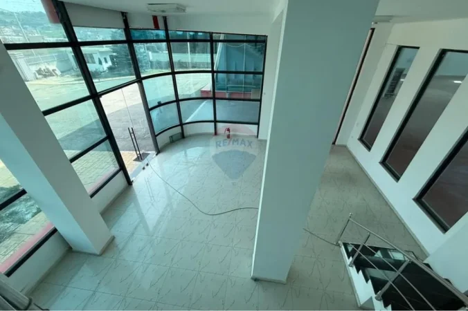 Tirane, jepet me qera , 5.000 m² 7.500 € (Vaqarr)