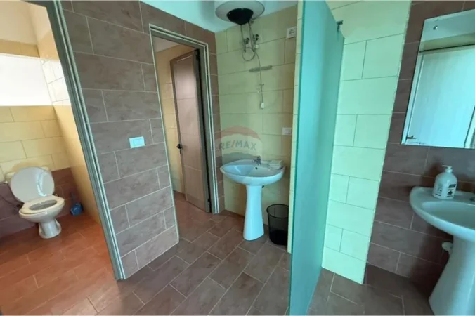 Tirane, jepet me qera , 5.000 m² 7.500 € (Vaqarr)