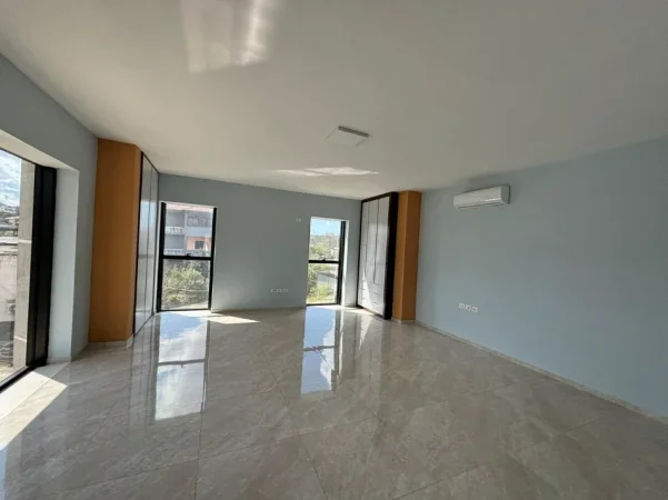 Shqiperi, jepet me qera ambjent biznesi Kati 0, 4.300 m² 5000 € (VORE)