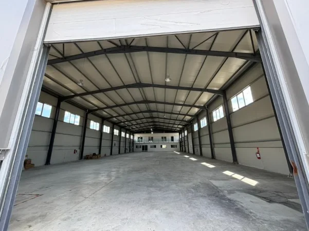 Shqiperi, jepet me qera ambjent biznesi Kati 0, 4.300 m² 5000 € (VORE)