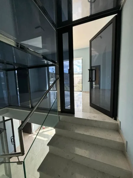 Shqiperi, jepet me qera ambjent biznesi Kati 0, 4.300 m² 5000 € (VORE)