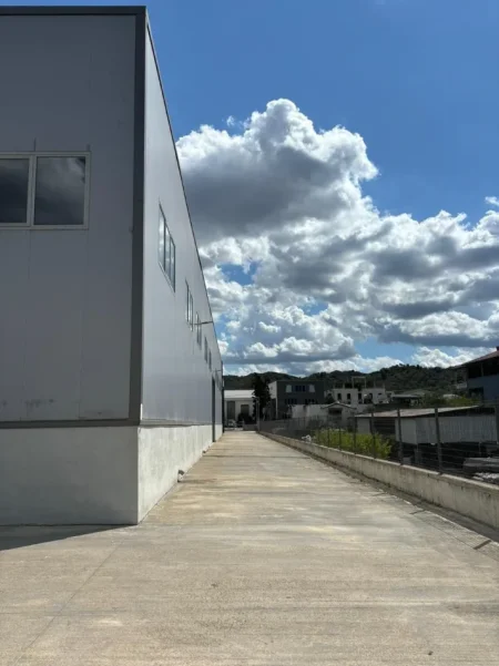 Shqiperi, jepet me qera ambjent biznesi Kati 0, 4.300 m² 5000 € (VORE)