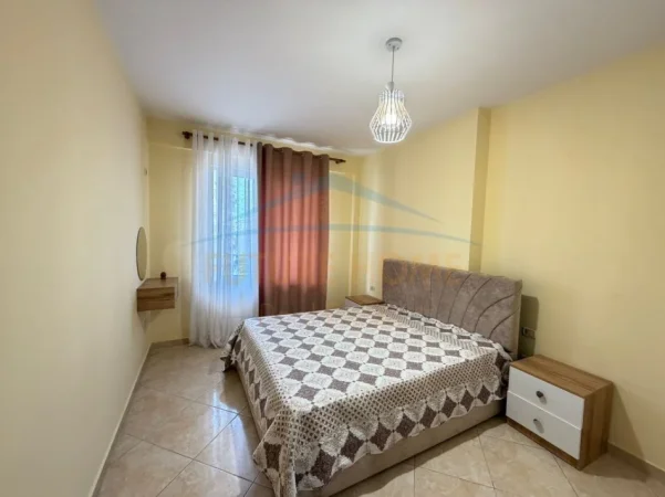 Tirane, jepet me qera apartament 1+1+Ballkon Kati 4, 70 m² 420 € (Unaza e Re)