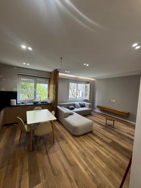 Tirane, jepet me qera apartament 1+1 Kati 1, 78 m² 650 € 