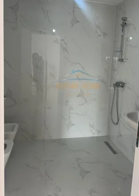 Tirane, jepet me qera apartament 2+1+Ballkon Kati 5, 118 m² 700 € (Akses Tirana)
