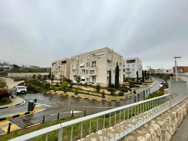 Tirane, jepet me qera apartament 2+1 Kati 3, 110 m² 1.100 € (Liqeni i Thate)