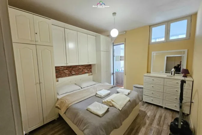 Tirane, jepet me qera apartament 1+1+Ballkon Kati 4, 600 € (Selvia)