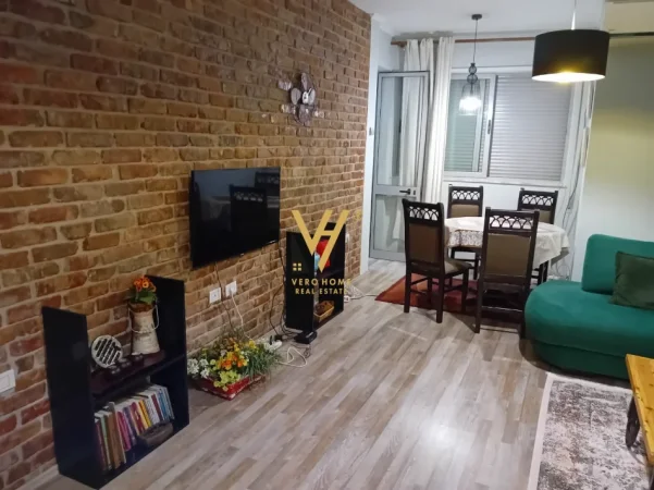 Tirane, jepet me qera apartament 1+1+Ballkon Kati 3, 60 m² 520 € (PAZARI I RI)