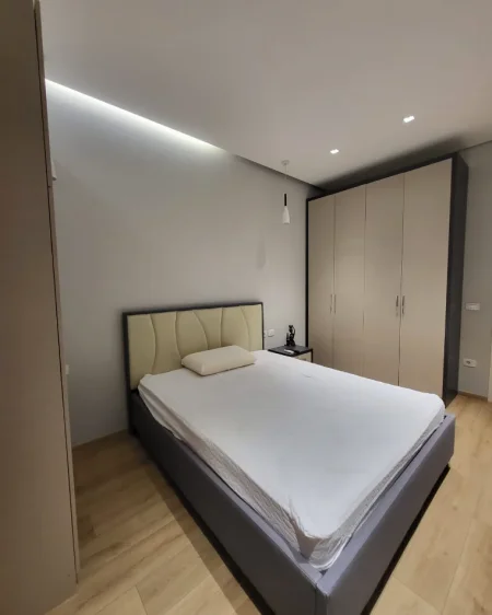 Tirane, jepet me qera apartament 1+1 Kati 4, 76 m² 800 € (KOMPLEKSI DELIJORGJI)