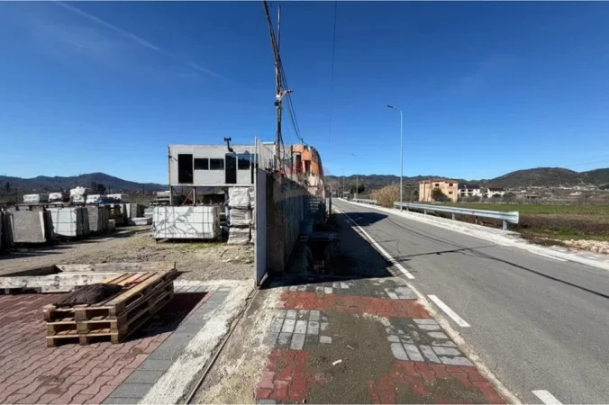 Tirane, jepet me qera , 6.000 m² 7.250 € (Peze Helmes,Tirane)