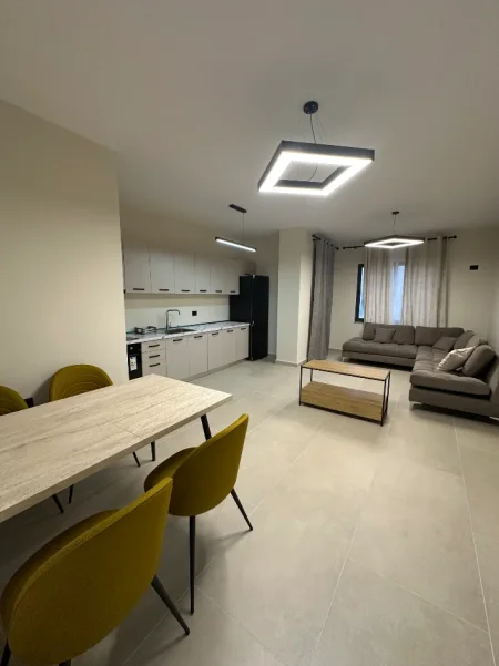 Tirane, jap me qera apartament 2+1+Ballkon Kati 2, 100 m² 750 € (Rruga Rapo Hekali)