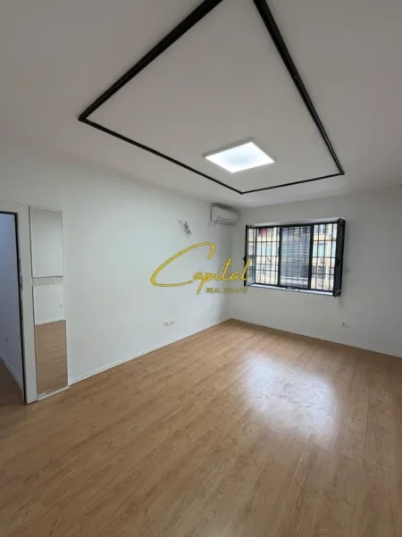 Tirane, jepet me qera zyre Kati 2, 60 m² 650 € (RRUGA E DURRESIT)
