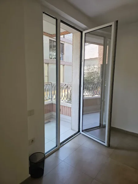 Tirane, jepet me qera ambjent biznesi Kati 1, 74 m² 1.250 € (RTSH)