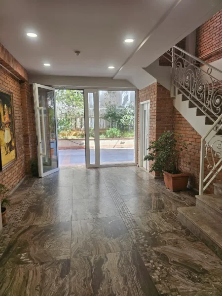 Tirane, jepet me qera ambjent biznesi Kati 1, 74 m² 1.250 € (RTSH)