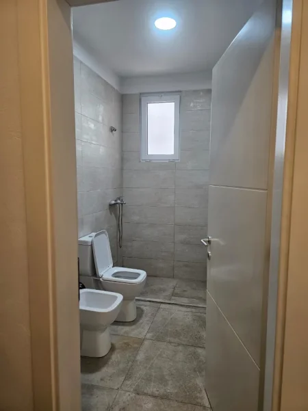 Tirane, jepet me qera ambjent biznesi Kati 1, 74 m² 1.250 € (RTSH)