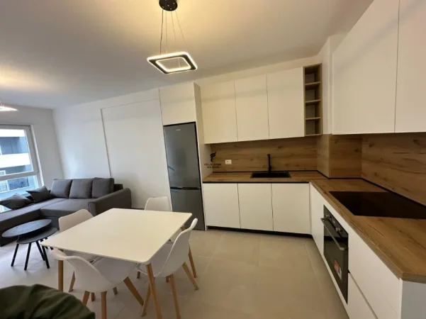 Tirane, jepet me qera apartament 2+1 Kati 4, 96 m² 500 € (UNIVERS CITY)