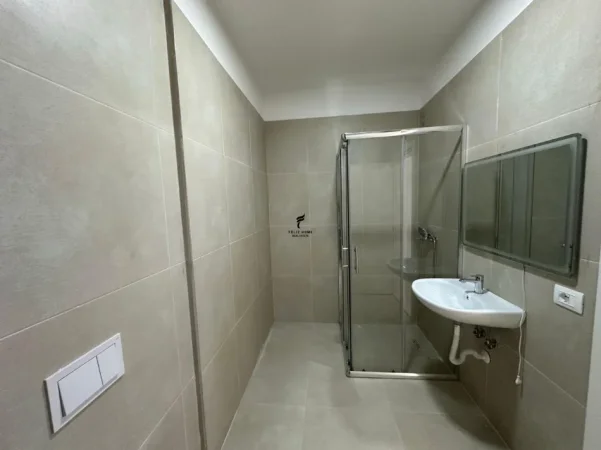Tirane, jepet me qera apartament 2+1 Kati 4, 96 m² 500 € (UNIVERS CITY)