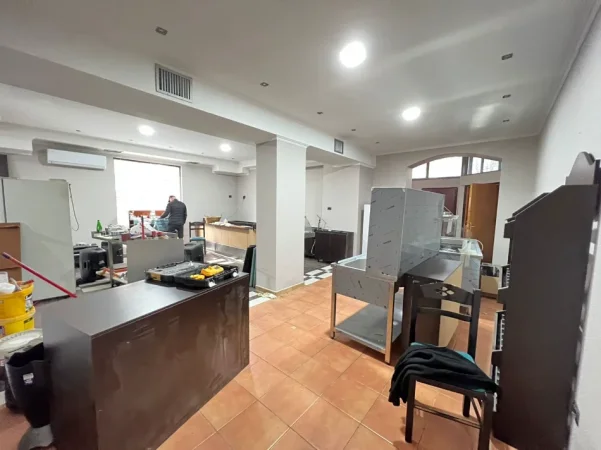 Tirane, jepet me qera bar-resorant Kati 0, 100 m² 2.090 € (Bulevardi Bajram Curri)
