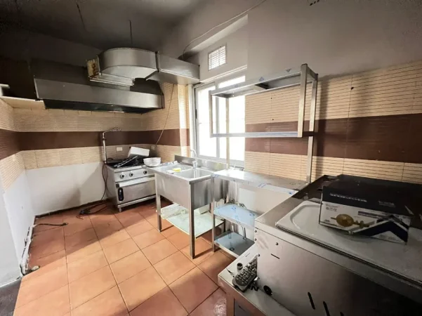 Tirane, jepet me qera bar-resorant Kati 0, 100 m² 2.090 € (Bulevardi Bajram Curri)
