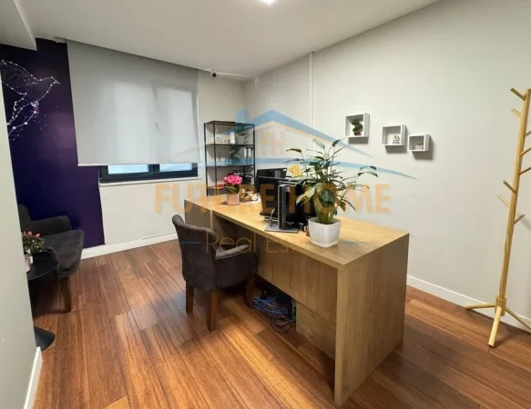 Tirane, jepet me qera zyre Kati 1, 130 m² 1.700 € (Shallvaret)