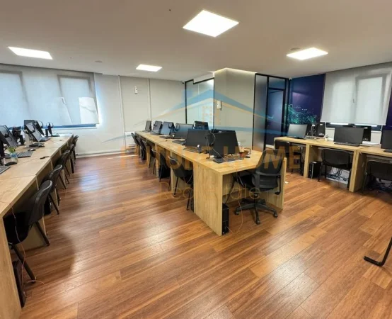Tirane, jepet me qera zyre Kati 1, 130 m² 1.700 € (Shallvaret)