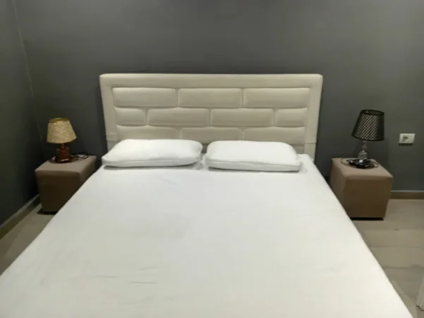 Tirane, jepet me qera apartament 1+1 Kati 1, 45 m² 500 € (Pallatet agimi pas kafe Roma)