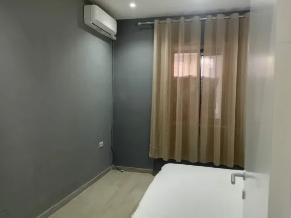 Tirane, jepet me qera apartament 1+1 Kati 1, 45 m² 500 € (Pallatet agimi pas kafe Roma)