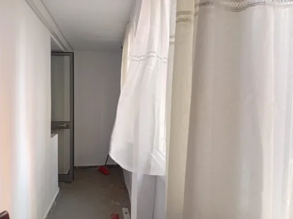 Tirane, jepet me qera apartament 1+1 Kati 1, 45 m² 500 € (Pallatet agimi pas kafe Roma)