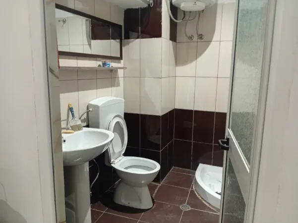 Tirane, jepet me qera apartament 1+1 Kati 1, 45 m² 500 € (Pallatet agimi pas kafe Roma)